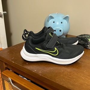 Nike dark grey and lime runners